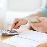 Counts money using a calculator